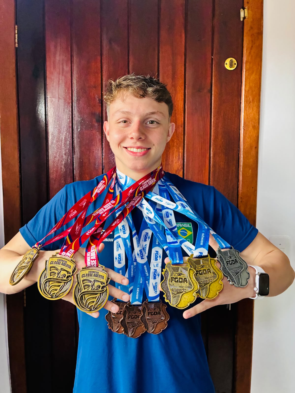 Arthur Tomazzoni exibindo sua coleção de medalhas